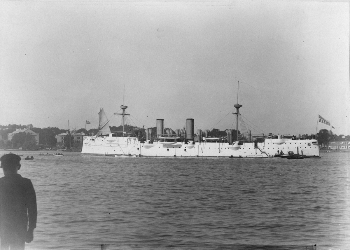 Amerikanska pansarkryssaren "USS Baltimore" på Stockholms ström i samband med att John Ericssons stoft landsattes den 16 september 1890.