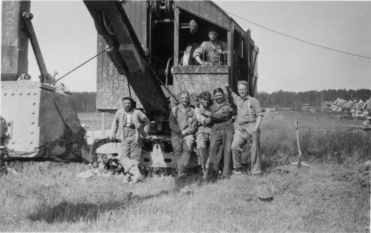 Stockholm Stads Gatukontors första inhyrda grävmaskin för utgrävning vid Skarpnäcks dike, 1930. Vid spakarna Nils Bernzon.