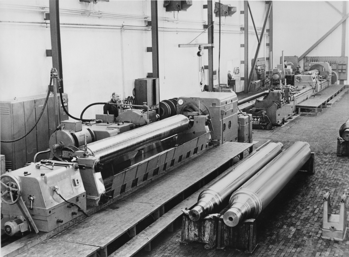 Åkers Styckebruk. Slipmaskiner för valsar upp till 12 m. För finbearbetning och bombering av valsar till bland annat pappersmaskiner.