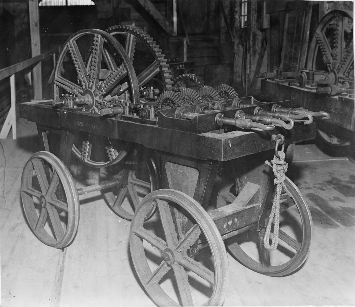 Ekvaliseringsmaskin eller mindre utdrivningsmaskin. Använd för utdrivning av dukter till tågvirke. Maskinen är troligen tillverkad på Karlskronavarvet i slutet på 1800-talet.