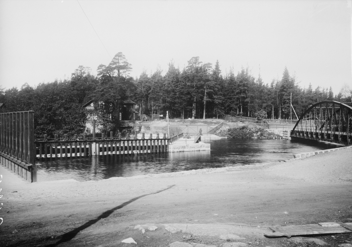 Fotografi för produktion av vykort. Landsvägsbron och dammen i Degerfors.