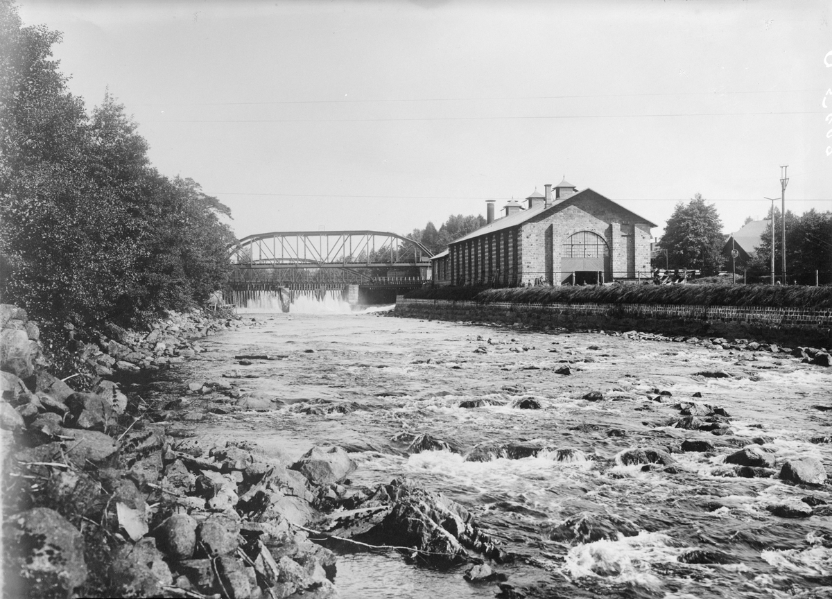Fotografi för produktion av vykort. Järnvägsbron över Letälven i Degerfors.