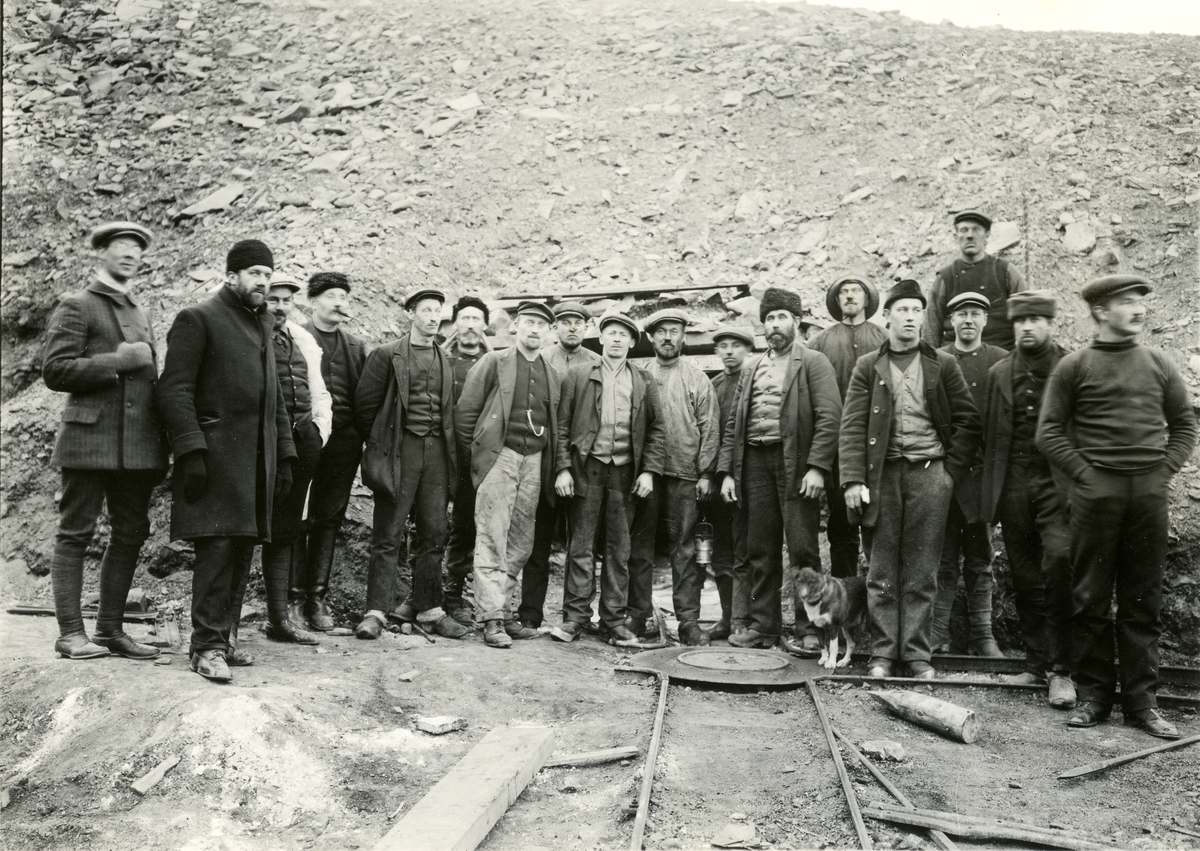 Personalen vid Sveagruvan 1917. Uppställda utanför gruvintaget.