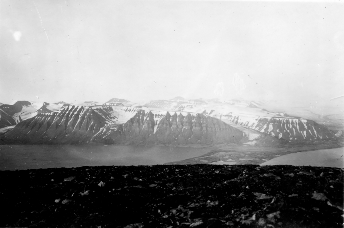 Sveagruva. Utsikt från Liljevalchs berg. "Faxelsbergen".