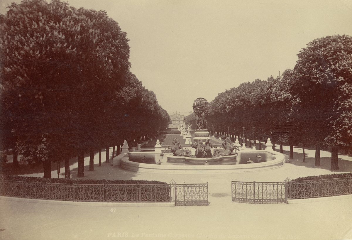 Ur album: Utländska Resan 1890. La Fountaine Carpenux i parken Jaridn du Luxemborg, Paris.