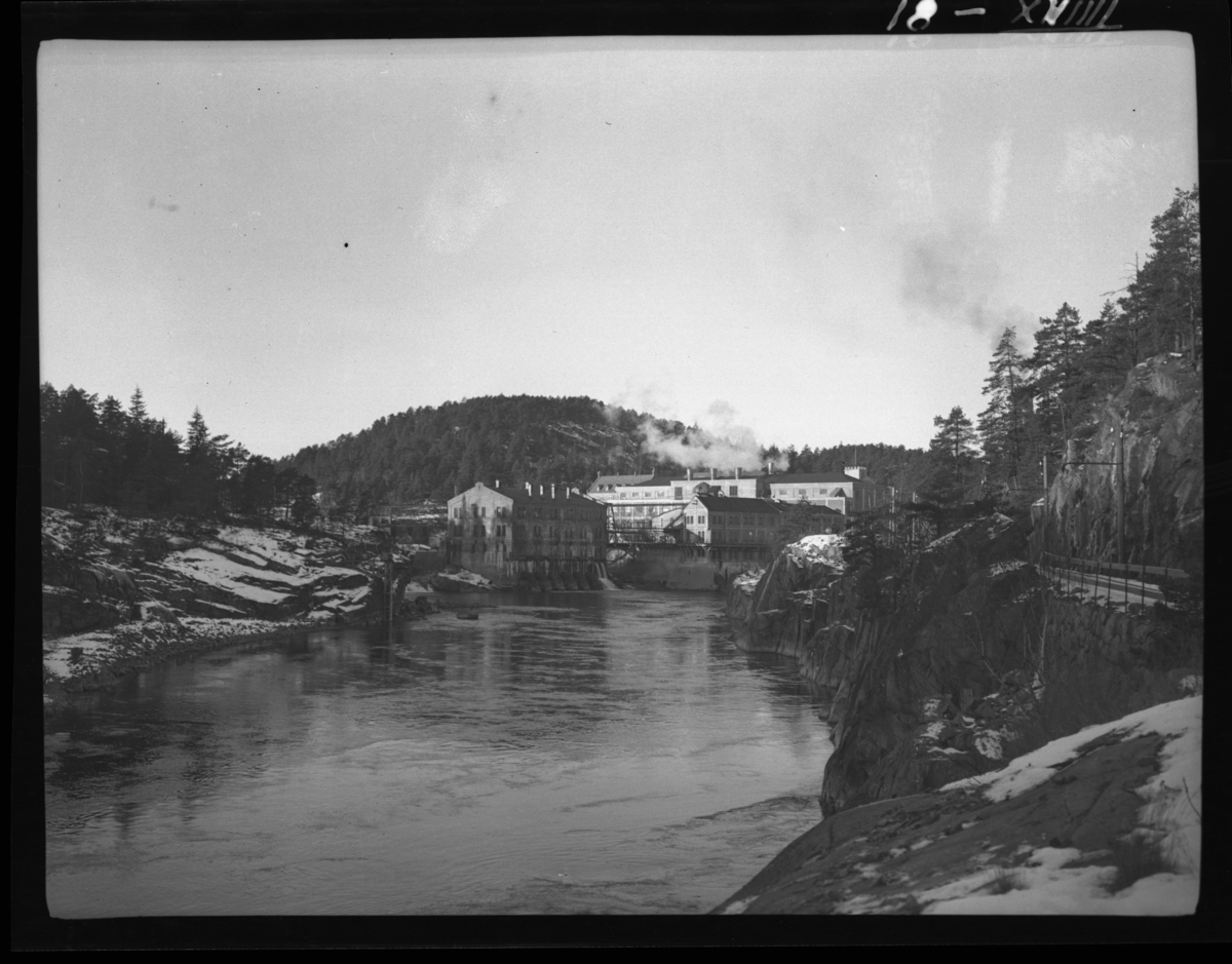 Bildet er tatt høsten 1934. Skienselva. Randeberg limnigraf kan sees på venstre bredde før Skotfoss bruk.