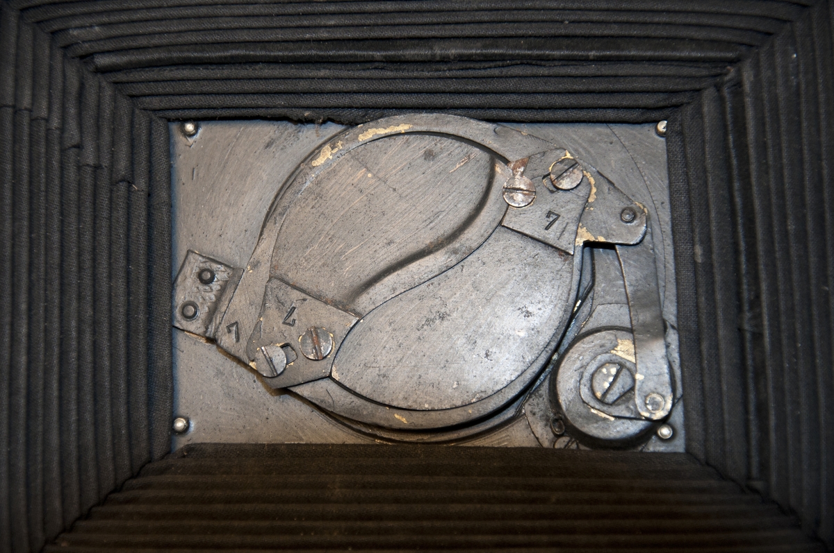 Hopfällbar bälgkamera enlig H. Maders patent.  
Märkt: JNVINCIBEL Modell II.
Olika märkningar på kameran: i stativfästet på undersidan "4", på slutarens baksida "7".