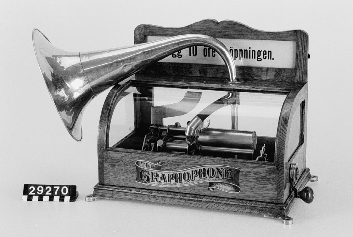Fjäderdriven fonograf med fast vev，med automaticisk spelning för en kostnad av 10öre驱动的电动汽车，电动汽车。Skyltens höjd:115毫米。