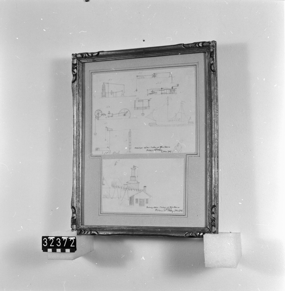 Två blyertsteckningar inom grå passepertout. Påskrift med bläck på teckningarna: "Teckningar (resp teckning) utförda i Norberg vid 9 års ålder av Ferdinand Boberg (namnteckning) (Sthlm 1930). Tjocklek: 35 mm. Glasad tavla med förgylld, snidad träram.