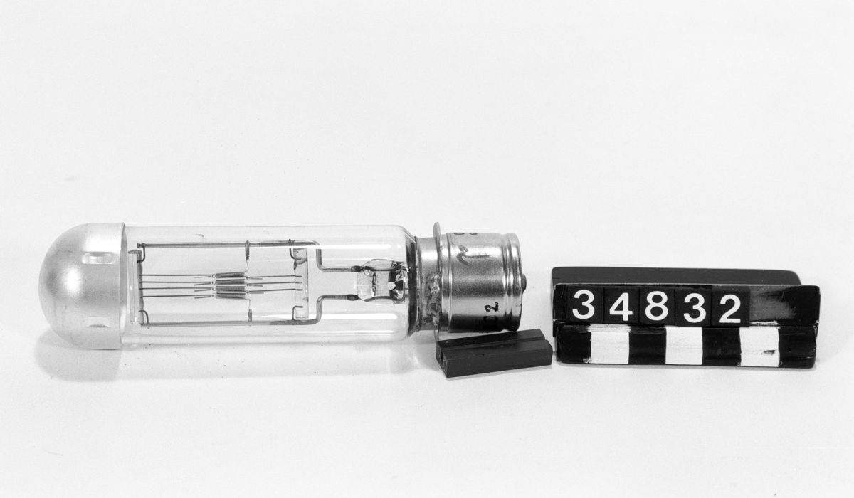 Projektorlampa av märket: Osram 588880 EasZ. 110 V 500 W 4.5 A. Bajonettfattning och aluminiumtopp.