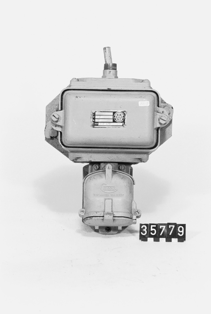 Säkringsbox av grålackerat gjutjärn, för trefas växelström, 500 V, 25 A, med kopplingsdosa CEWE typ MK 315 380 V, 15 A, som dock saknas på TM 35.778.