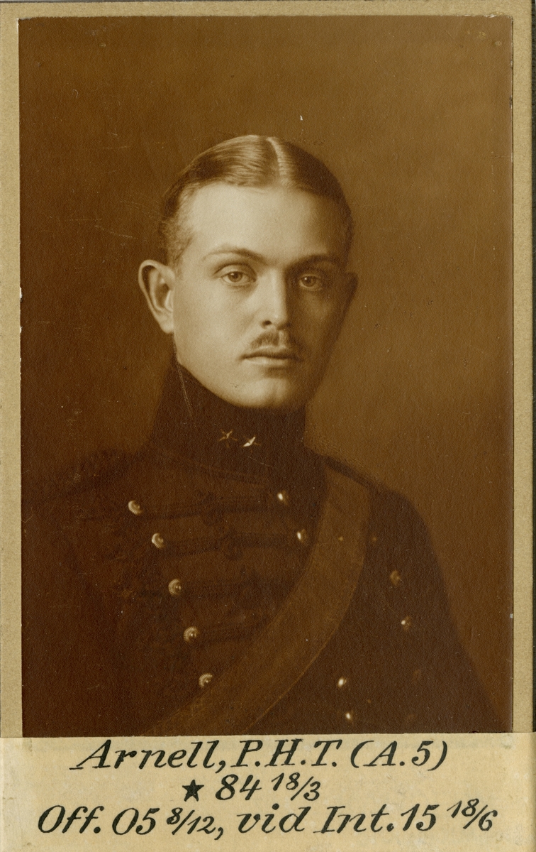 Porträtt av Per Hampus Torsten Arnell, löjtnant vid Intendenturkåren.