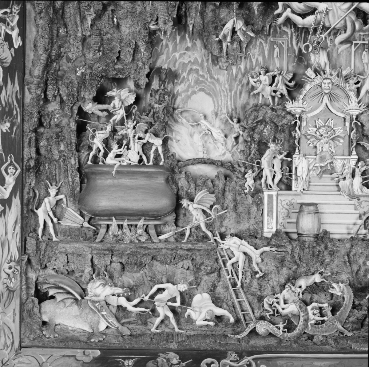 Mekanisk modell. Framställning av helvetet, av trä med rörliga målade figurer av plåt. Använt vid inspelning av filmen "Häxan". 1919-1921.