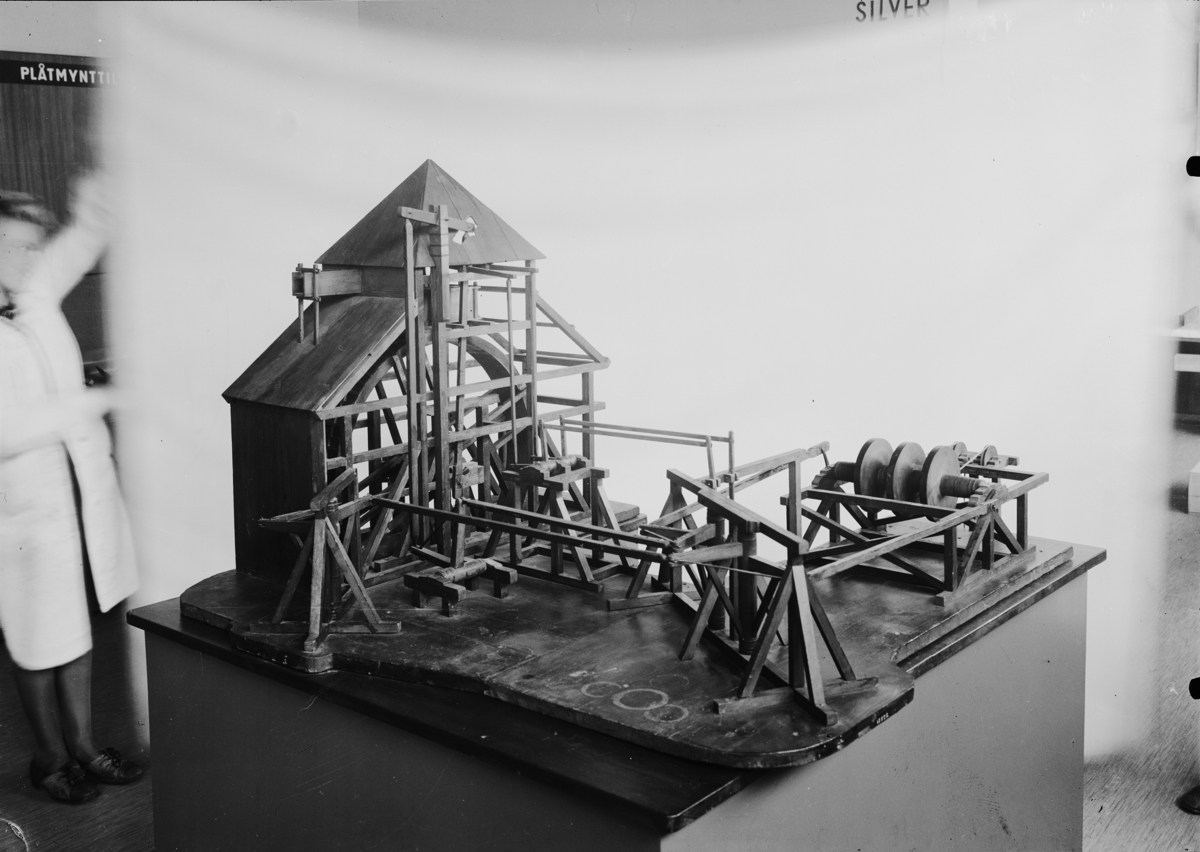 Skalmodell, i obekant skala, av gruvspel, vattenhjul, stånggång och ... I Jonas Norbergs förteckning från 1779 beskrivs modellen på följande sätt: "Modell på Upfordringsvärk, inrättat vid Fahlu grufva och Konung CARL XII:s Schacht."