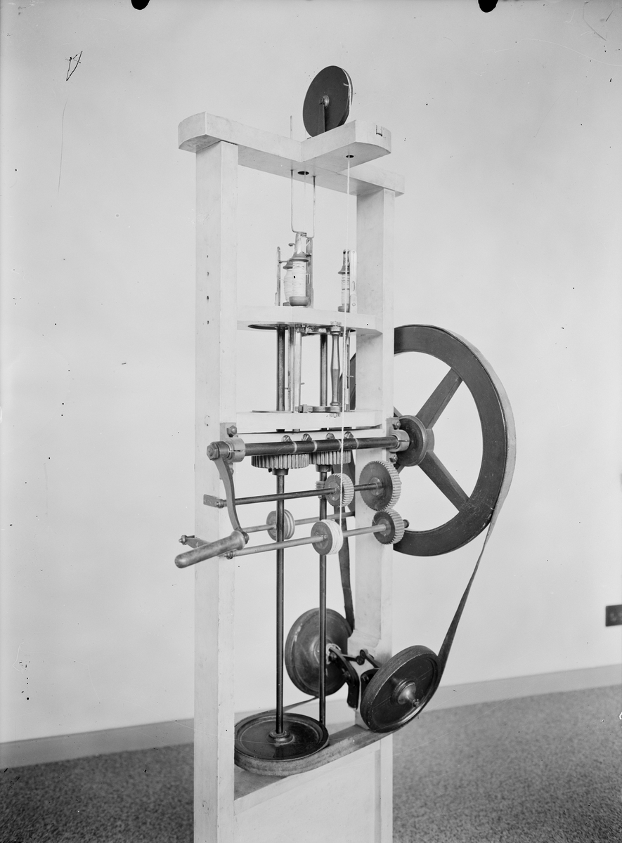 Maskin för flätning av ljusvekar. Text på föremålet: "C-c-14 N:o 155".