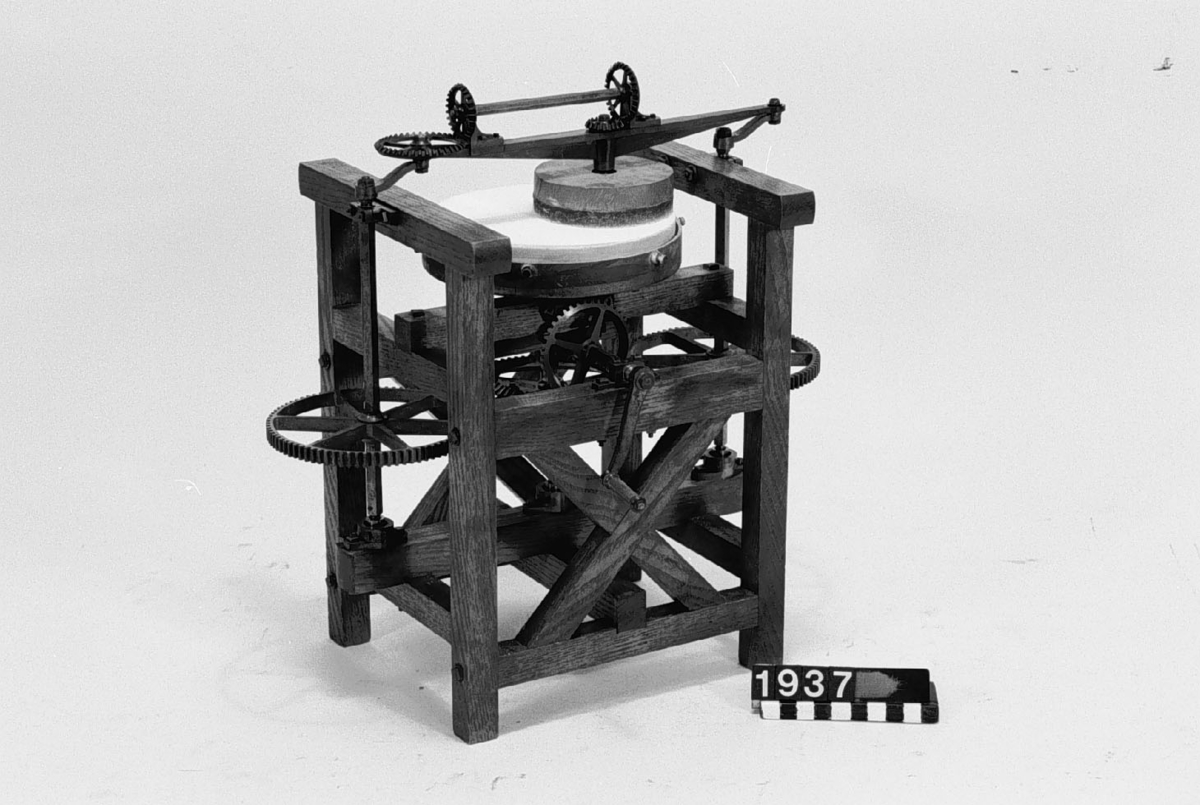 Modell av stenpoleringsmaskin.