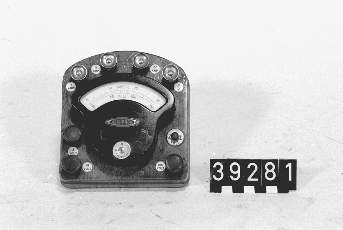 AmpÃ¨remeter, voltmeter i plåthölje, monterad på träplatta. 0-30A, 0-150V.