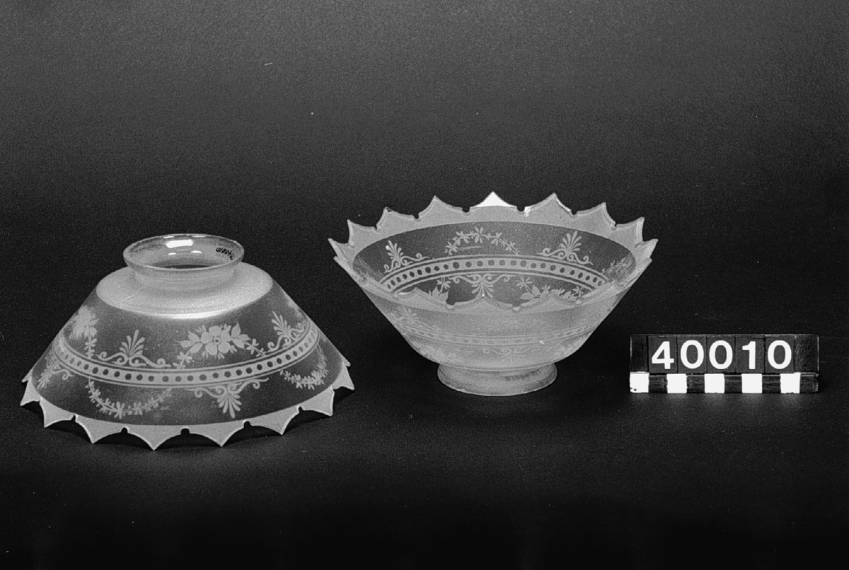 Lampkupor till taklampa, av matt glas, mönstrade i blommor m.m., skålformiga med uddar i ena änden. Passar till lampa TM29876. Diameter: 180, och 85 mm, höjd: 85 mm.