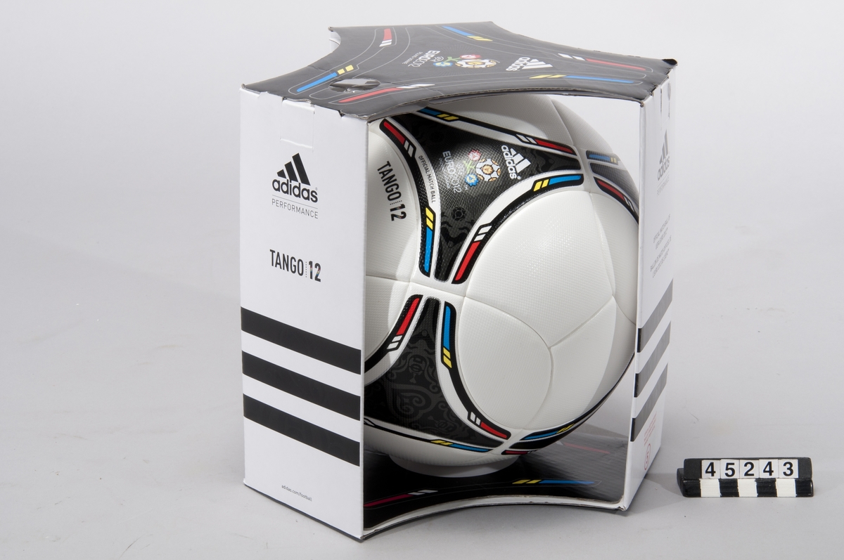 Fotboll Adidas typ Tango 12. Officiell matchboll för UEFAs Euro 2012 i Polen/Ukraina.  Storlek 5, art nr X16857, ser nr B900010
