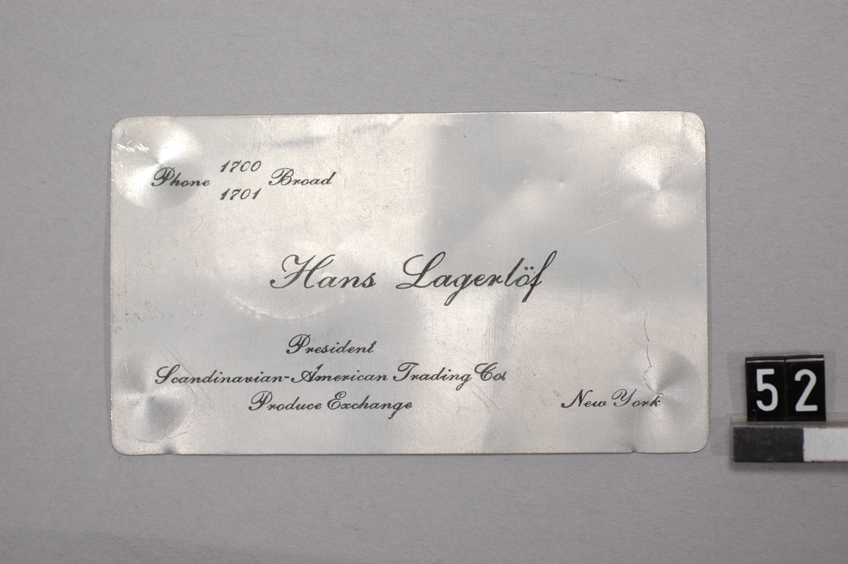 1 almanacka 1917 tryckt på aluminiumplåt. Tillika adresskort för svenske köpmannen i New York Hans Lagerlöf.