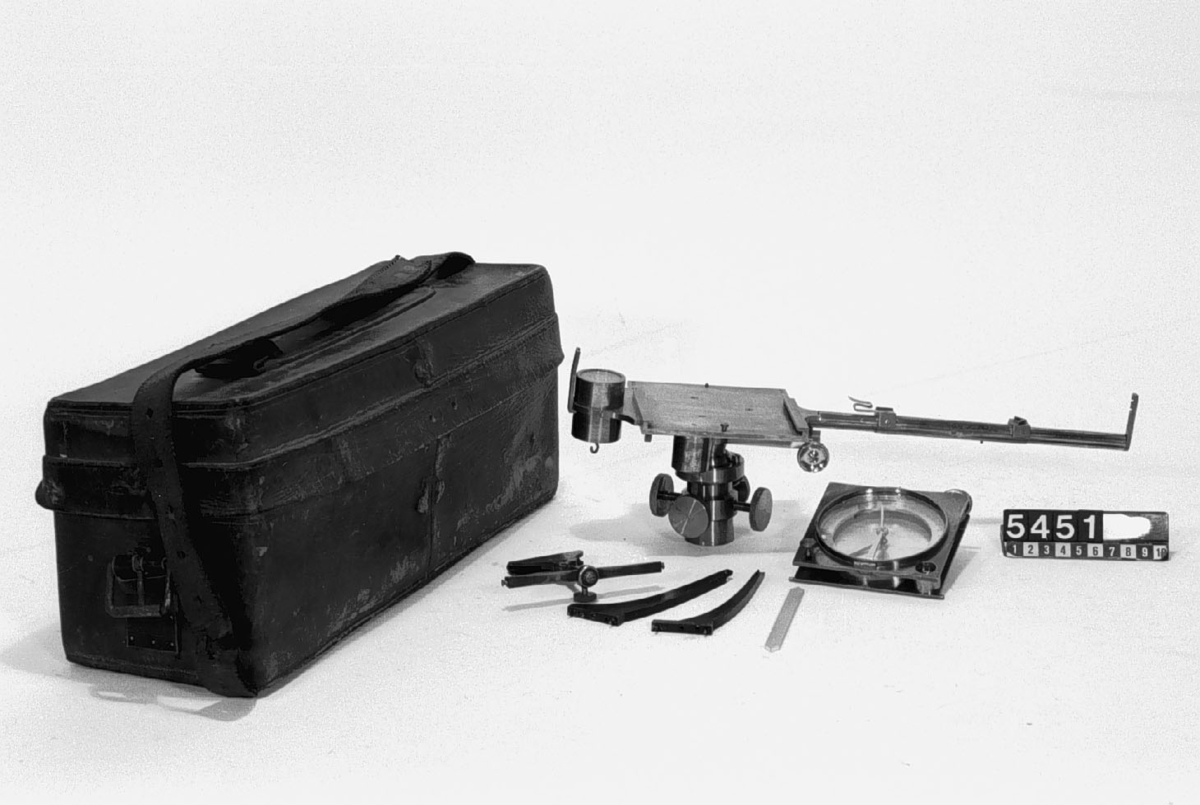System Thalén-Tiberg. I låda av trä med läderfodral. Lådans längd: 390 mm, bredd: 130, höjd: 145 mm. Magnetometern en av de första tillverkade, med anordning för upphängning på lina vid kraftpilmätning i gruvor.