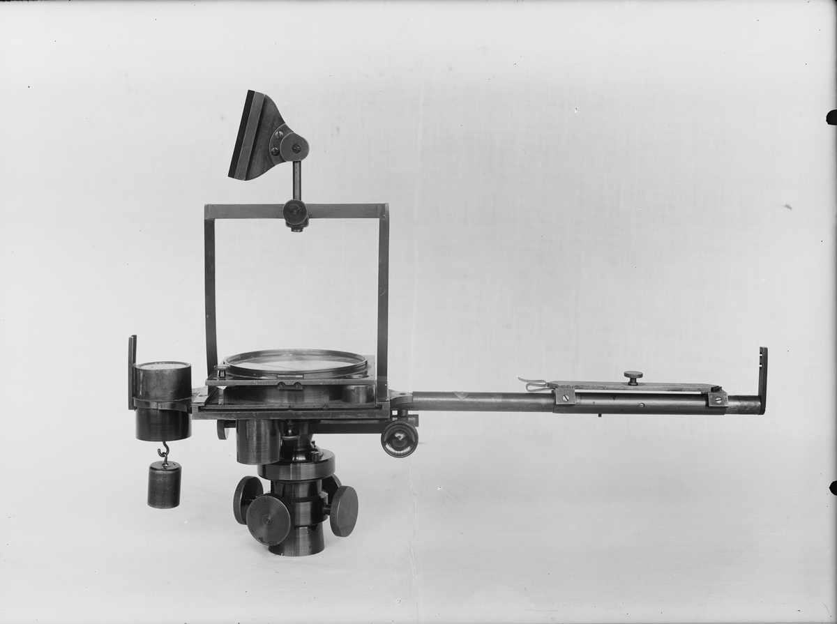 System Thalén-Tiberg. I låda av trä med läderfodral. Lådans längd: 390 mm, bredd: 130, höjd: 145 mm. Magnetometern en av de första tillverkade, med anordning för upphängning på lina vid kraftpilmätning i gruvor.