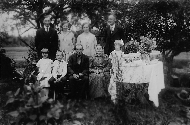 Släktgrupp nio personer.
Familjen Gustafsson i Lövsätter.
Bakre raden Ernst med fru, syster och svåger.