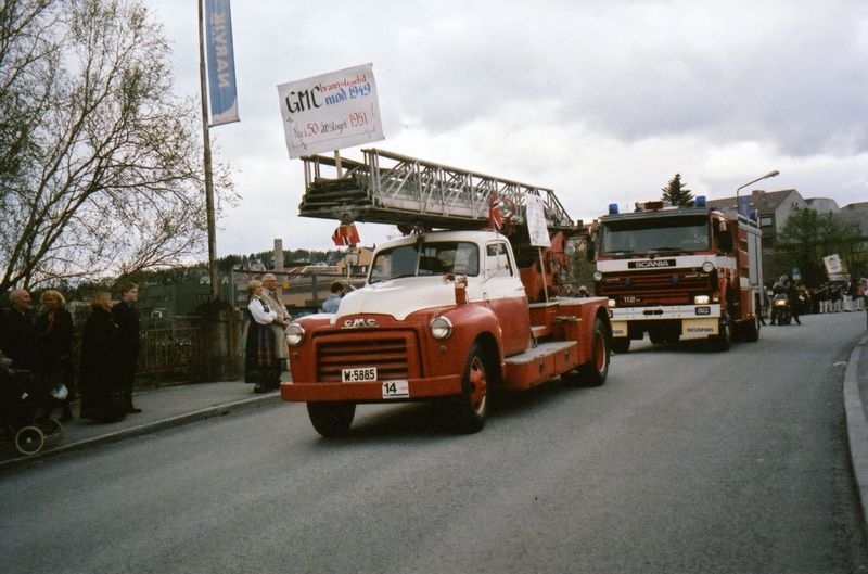 Borgertoget under Narviks 100 års jubileum 17 .mai 2002. W-5885 GMC brannbil 1951-modell, kfr. plakat på stigen. (GMC ble produsert uendret årsmodellene 1948-53).
