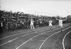 Åpning av Gjøvik Stadion 1928. 100 m. finale. Publikum. Ikke