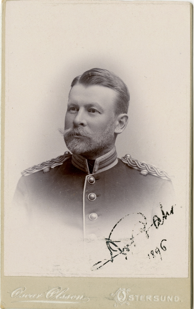Porträtt av Claes Robert von Bahr, officer vid Jämtlands fältjägarregemente I 23.

Se även bild AMA.0007005 och AMA.0021778.