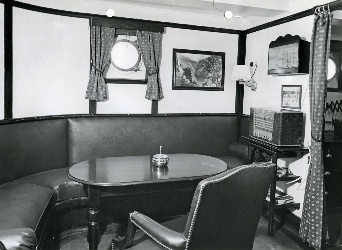 Kapteinens dagrom ombord i M/S 'Strirlingville' (ex. Stirling)(b.1935, William Doxford & Sons Ltd., Sunderland).