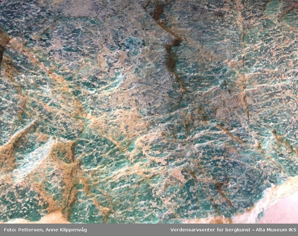 En stor stein. Veier mye. Grønnfargen kommer av små mengder bly (Pb) eller vann i mikroklin strukturen. Anvendes av og til som smykkesten. I Norge særlig kjent fra Evje, Tørdal og Sørfold. Den opptrer i pegmatittganger som er dannet ved relativt lav temperatur. Større forekomster er kjent fra USA, Ural, Madagaskar, Namibia og India.
