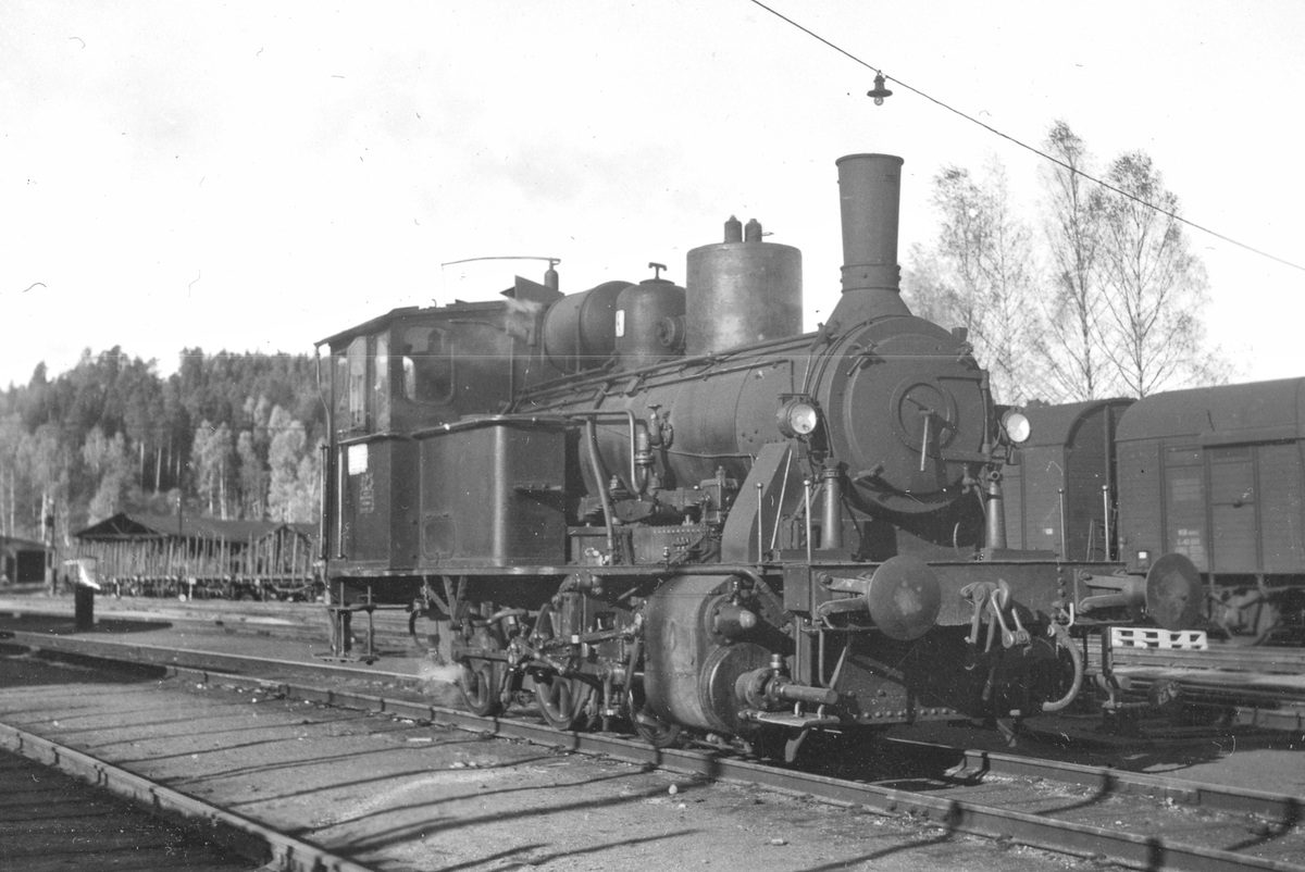Damplokomotiv 25d 423 i skiftetjeneste på Hønefoss stasjon.