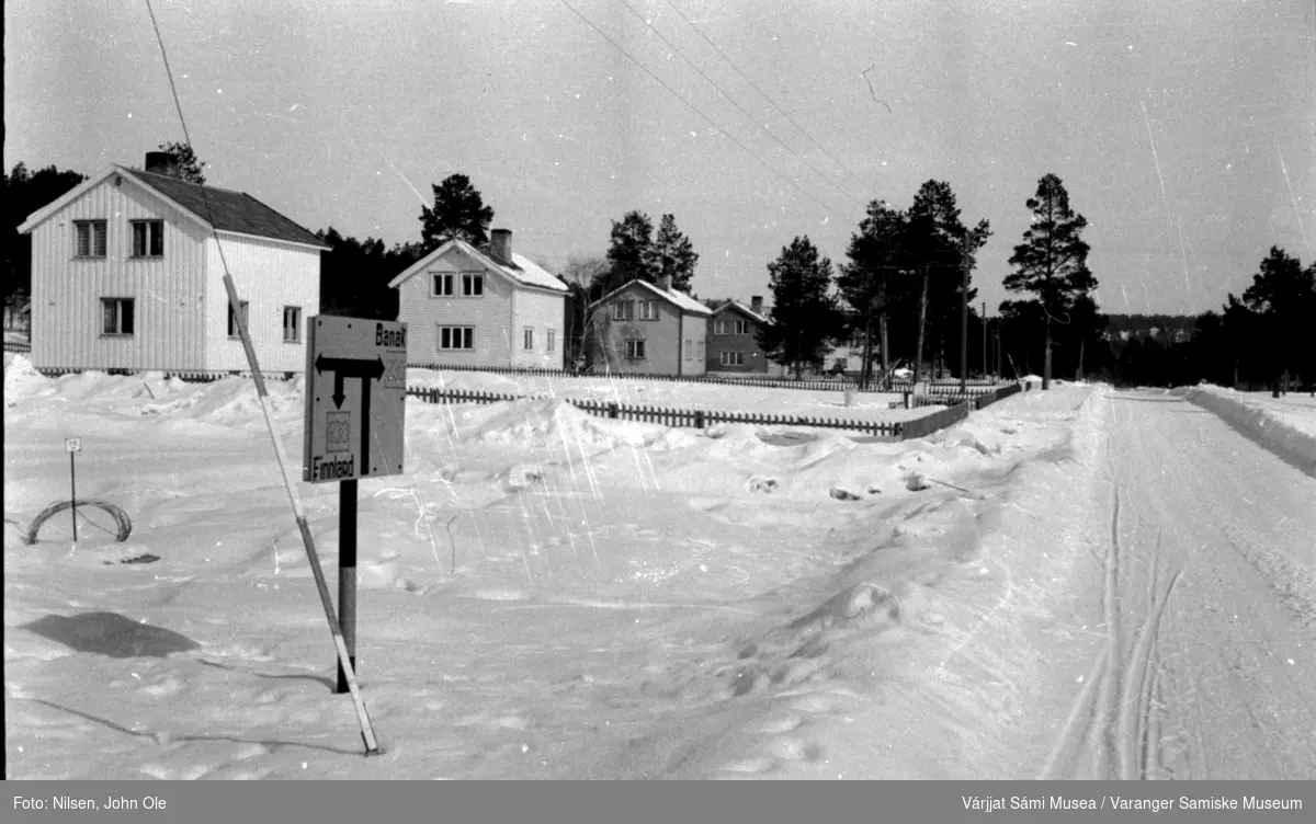 Hus ved veien i Karasjok, retning Lakselv. På skiltet til venstre står det Banak og Finland. 1966.