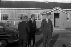 Utenfor Soltun. Mannen i midten er Alf Tellefsen. Vesterelvn