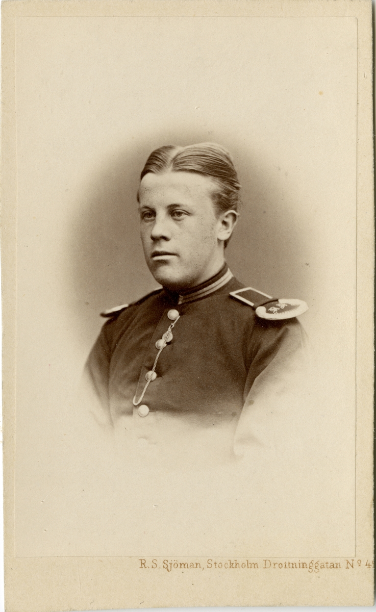 Porträtt av Helge Ossian Fredrik Broberg, underlöjtnant vid Gotlands nationalbeväring.