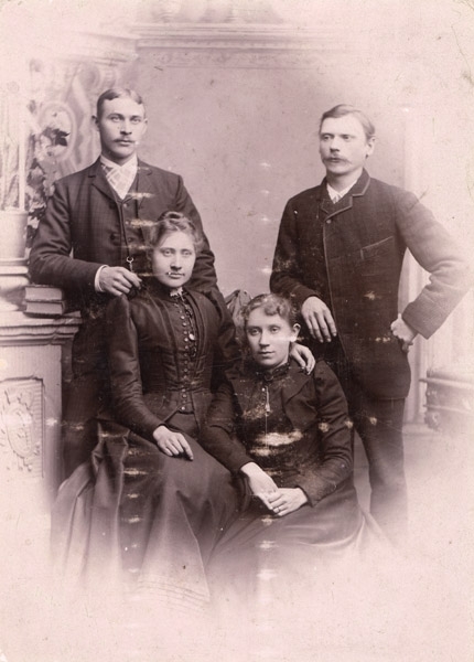 Ateljébild, August Thelin, Emili Thelin (syskon), Lina Malmkvist, Johan Malmkvist (syskon), foto L H Borgström, 8/9 44.