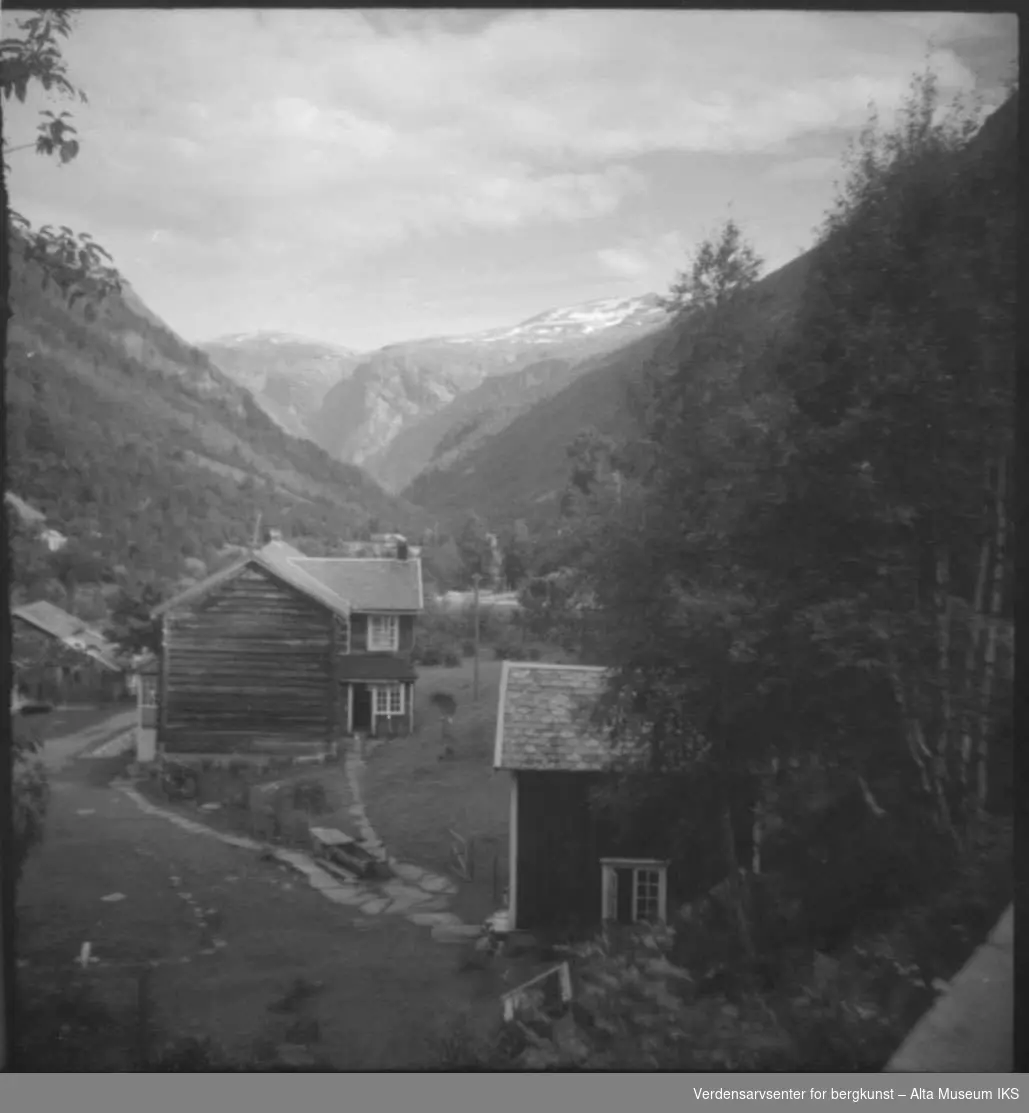 Dalføre med gammel gårdsbebyggelse og tømmerhus i Romsdalen.