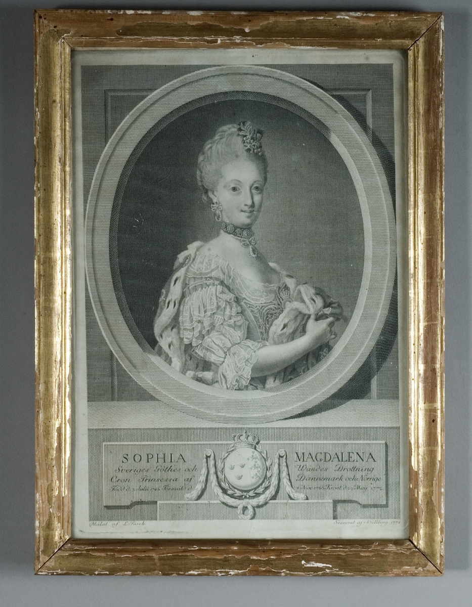 Bröstbild föreställande drottning Sofia Magdalena i oval inramning, klädd i spetsprydd dräkt och hermelinsbrämad mantel, med hårsmycke, tätsittande halsband och örhängen. Nedtill riksvapnet med lagerfestonger omgivet av text på båda sidor.