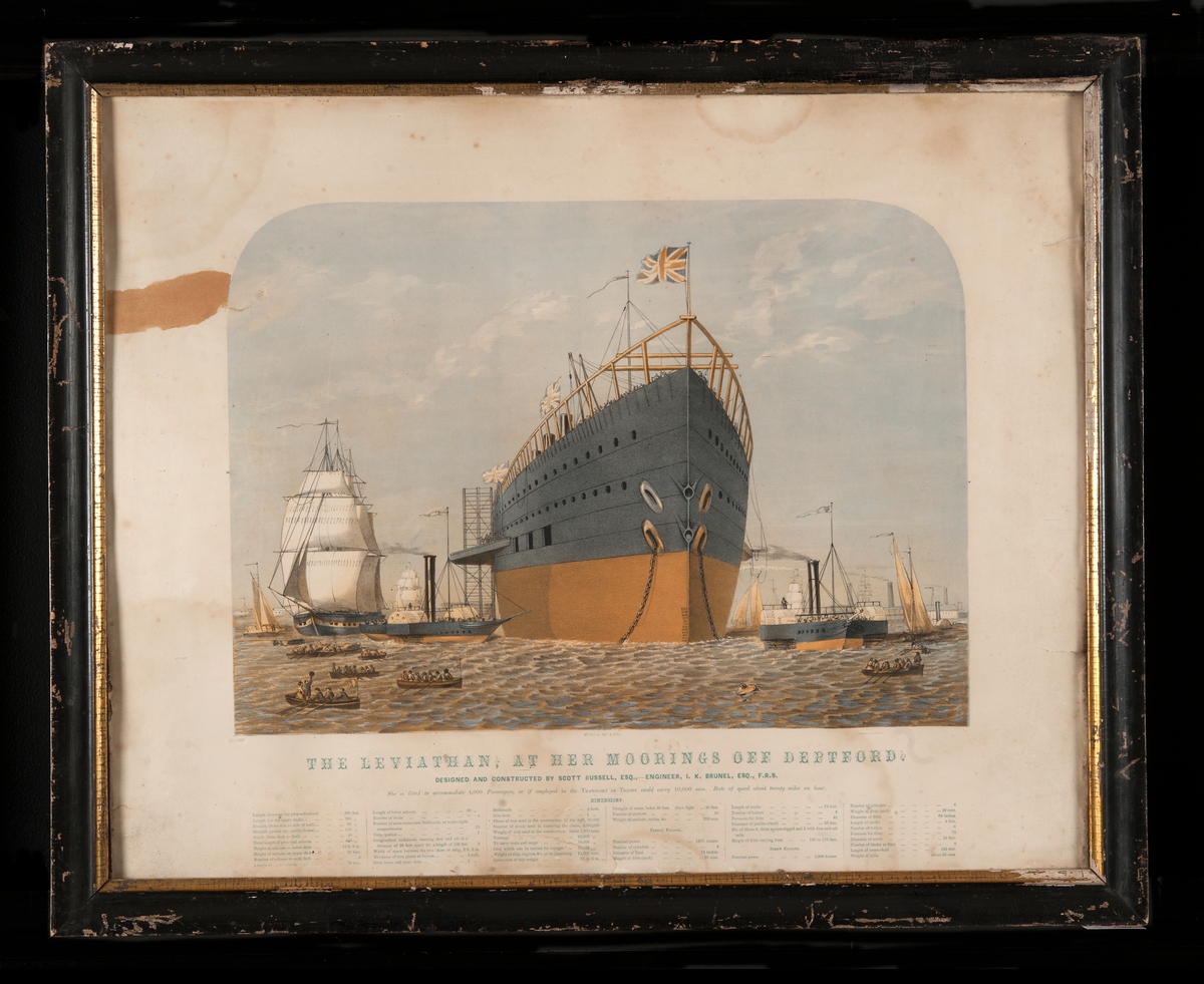 Lithografi i färger under glas. Ångfartyget Great Eastern under utrustning, sedd förifrån, omgivet av bogser- och roddbåtar.
