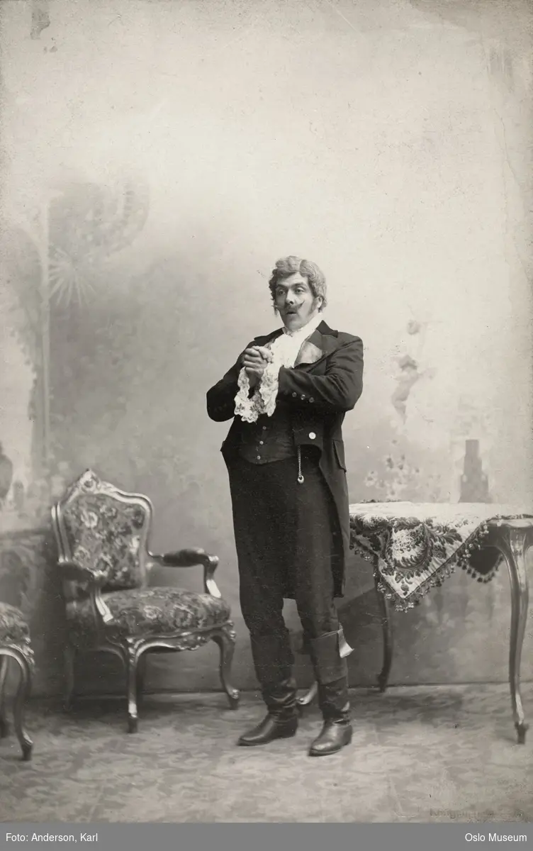 portrett, mann, skuespiller, rollebilde, Jan Wiedewelt i "Lindelin" på Christiania Theater, kostyme, stående helfigur