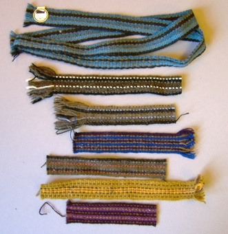 Fyrtiotvå stycken prover på vävda slipsband och band i ull. Banden, i olika färger, mönster och bredder är vävda i rips. Varp och inslag i kulört och naturfärgat ullgarn. 
WLHF-0369:24 är märkt med en klisterlapp med priset "89:-".
WLHF-0369:40 är märkt med en "SVENSK SLÖJD-etikett" med påskriften "nr 1666".
Första bilden visar WLHF-0369:1-4. 
Andra bilden visar WLHF-0369:5-9.
Tredje bilden visar WLHF-0369:10-16.
Fjärde bilden visar WLHF-0369:17-27.
Femte bilden visar WLHF-0369:28-32.
Sjätte bilden visar WLHF-0369:33-37.
Sjunde bilden visar WLHF-0369:38-42. 
I detta aggregat, WLHF-0369:1-42, finns band som också återfinns i aggregaten WLHF-0370-374.