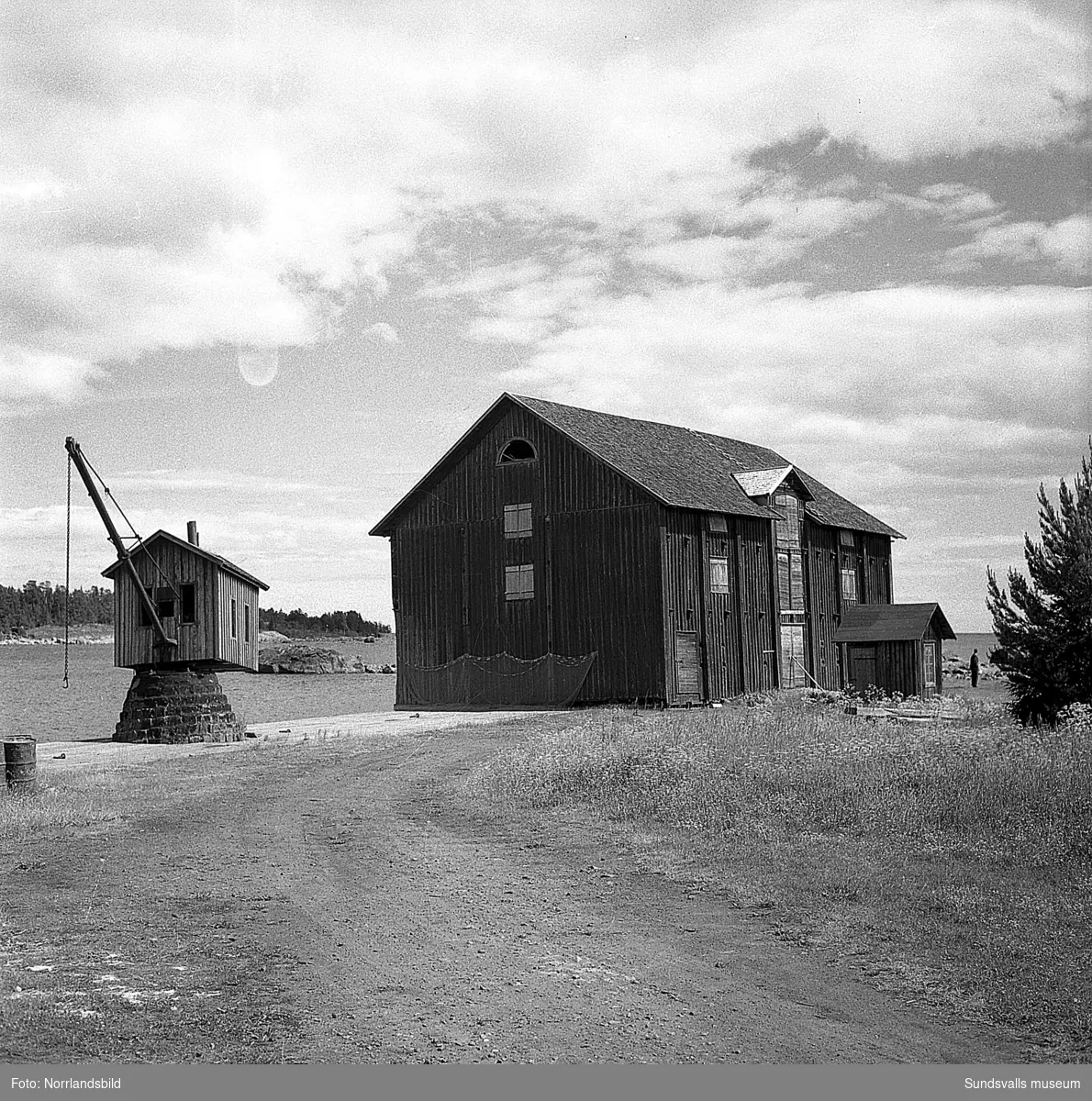 Galtströms hamn med ett gammalt magasin och den ångdrivna kranen med sin stugliknande överbyggnad.