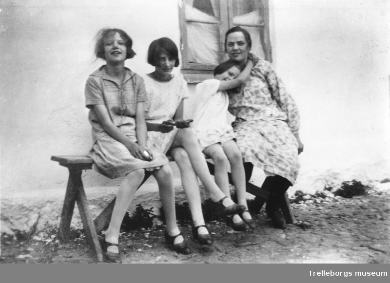 Systrarna Ann-Marie,Märta och Karin och deras kusin Marta Jönsson född 5-5- 1905 och syster till Albert Jönsson.Kortet är tagit av Albert utanför deras boningslänga i Ö Värlinge år 1928.