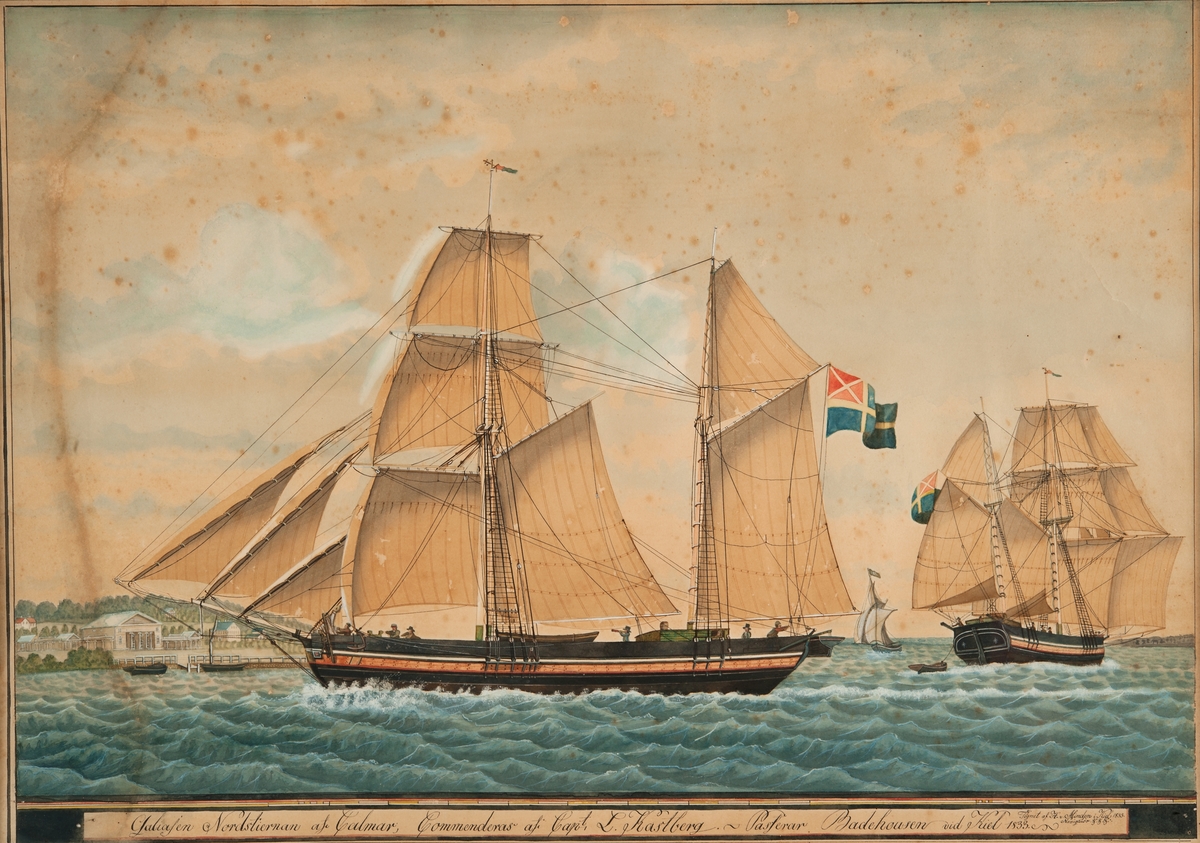 Fartyget seglar för babords halsar och visar lovarts sida, passerande badhusen i Kiel. Ovanför tavlans text en skala i rött, gult och vitt. På aktre masten äldre svenska unionsflaggan (1818-1844). Till höger samma fartyg sett akterifrån. Till vänster, i bakgrunden, större byggnader, kaj med brygga och två mindre båtar.