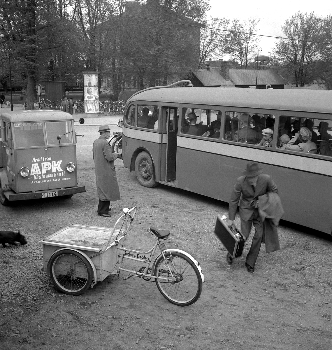 Busstrafik.
AB Mellansvensk Omnibusstrafik. Bröd från APK bageri. Cykel från lindbergs konditori.