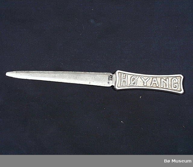 Form: Papirkniv støypt i eitt stykke med handtak forma som fabrikklogoen til Høyang
