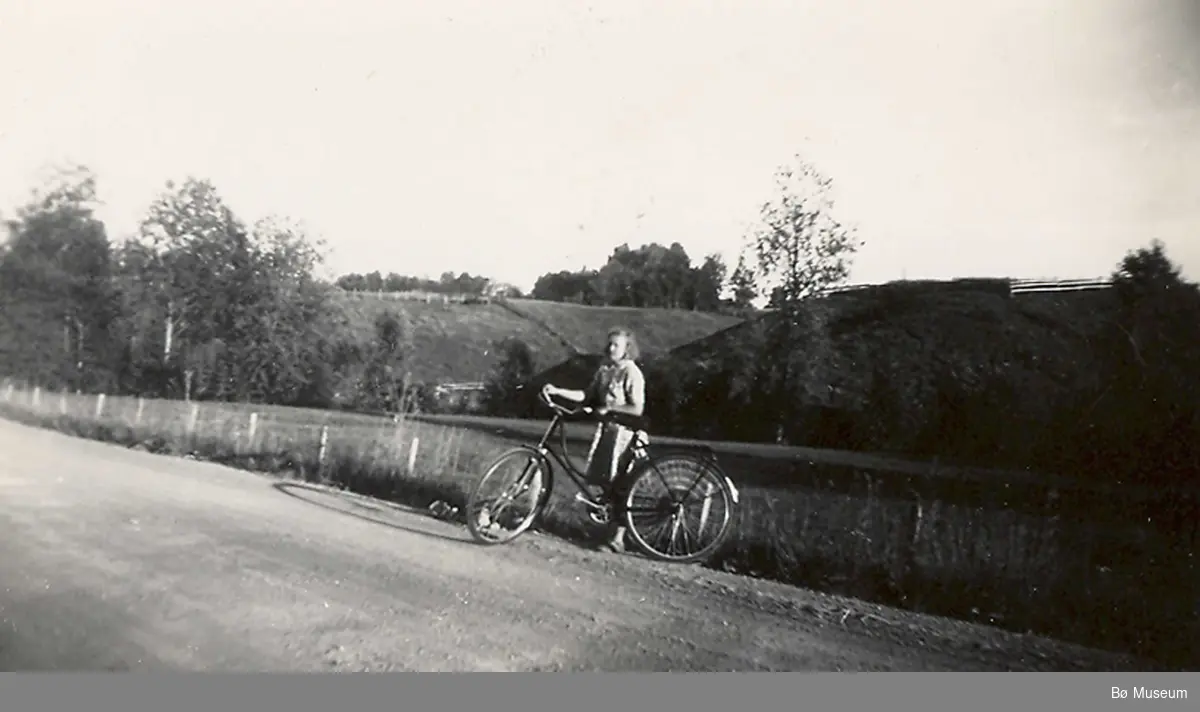 Syklist ved Nes kyrkje  - Ingeborg  R. Odden
