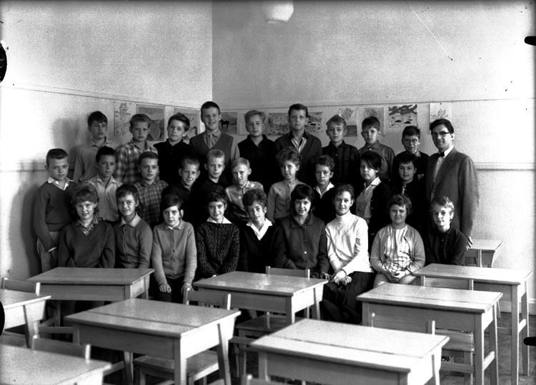 Almby Östra skola, klassrumsinteriör, 28 skolbarn med lärare Bengt Brodin.
Klass 6Be, sal 2.
