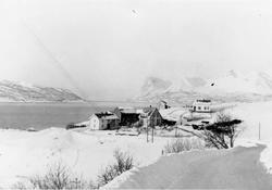 Bebyggelse på Ringberg, med Toppsundet i bakgrunnen og vei i